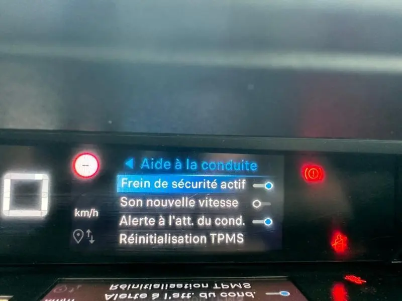 Affichage numérique du tableau de bord de la Citroën C3 1.2 Turbo 100ch MAX 2025 montrant l'aide à la conduite et alertes actives.
