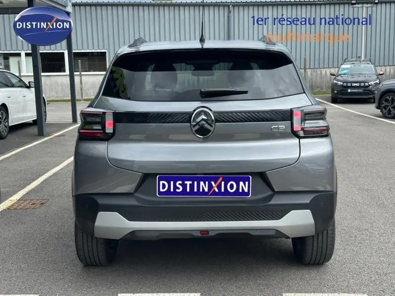 Vue arrière d'une Citroën C3 1.2 Turbo 100ch MAX gris Mercury, avec feux arrière au design moderne et logo central distinctif.
