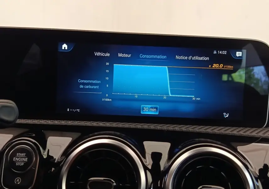 Écran tactile du tableau de bord de la Mercedes Classe A 180 Business Line 2020 avec affichage consommation carburant.