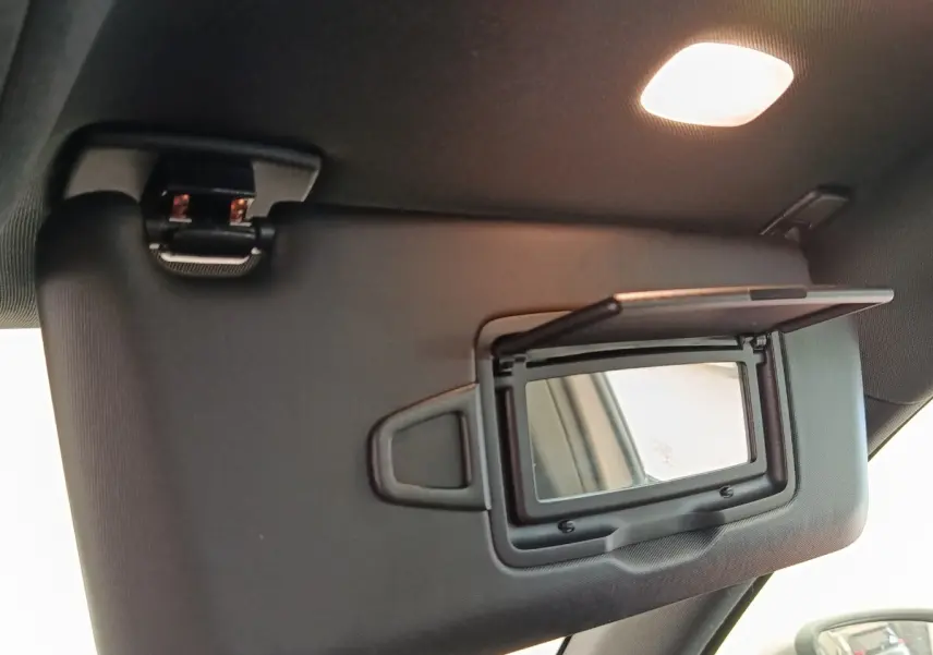 Détail intérieur du pare-soleil côté conducteur avec miroir éclairé d'une Mercedes Classe A gris clair 2020.
