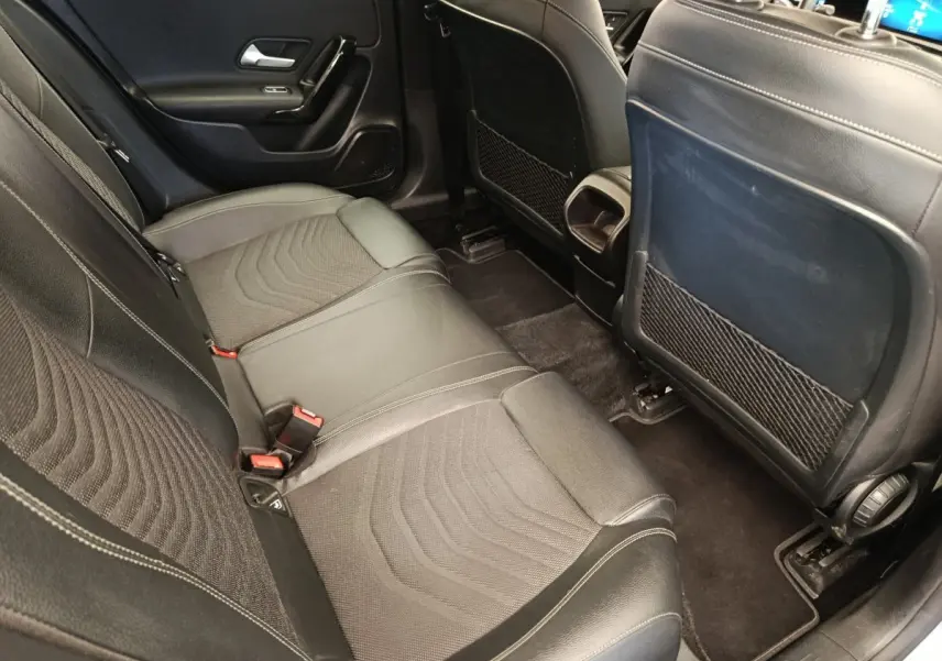 Vue intérieure arrière côté droit des sièges en cuir noir de la Mercedes Classe A 180 Business Line 2020.