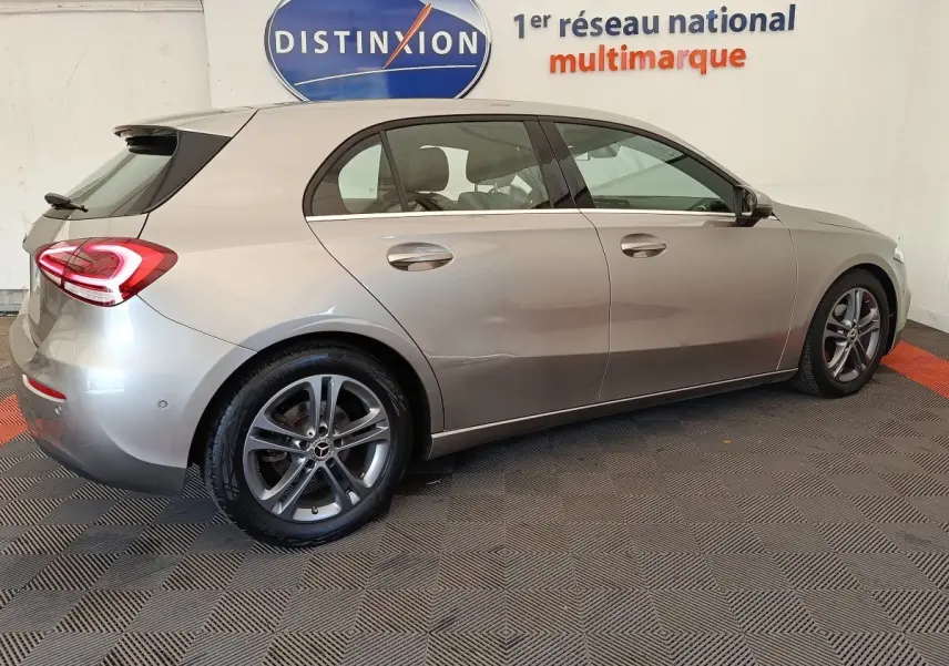 Vue latérale droite d'une Mercedes Classe A A 180 Business Line gris clair, avec feux arrière LED et jantes alliage.