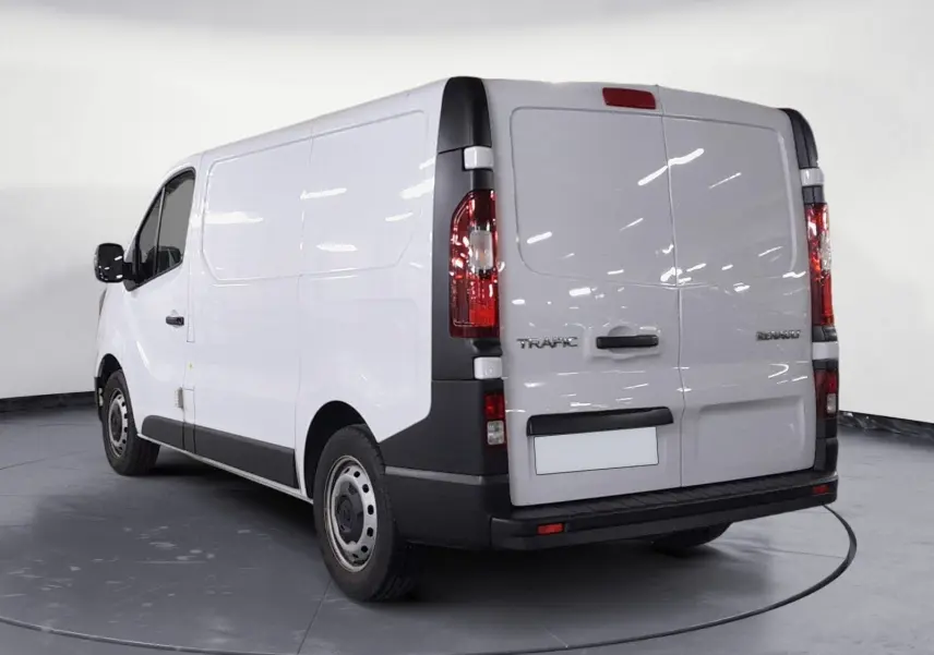 Renault Trafic Fourgon blanc minéral vu en 3/4 arrière droit, avec portes arrière fermées et détails noirs contrastants.