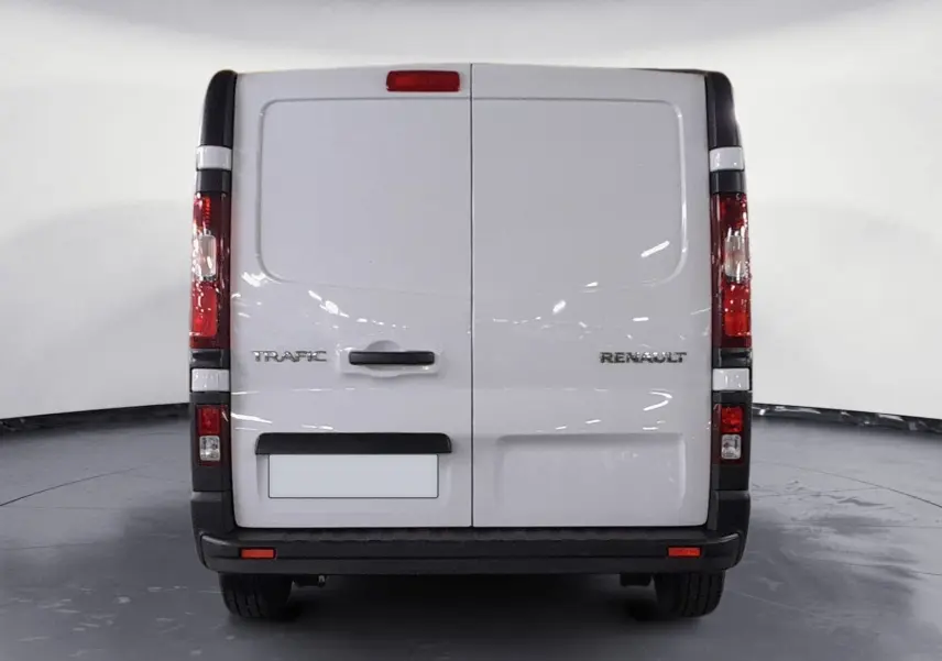 Vue arrière d’un Renault Trafic Fourgon blanc minéral 2024 avec portes battantes et feux verticaux rouges.