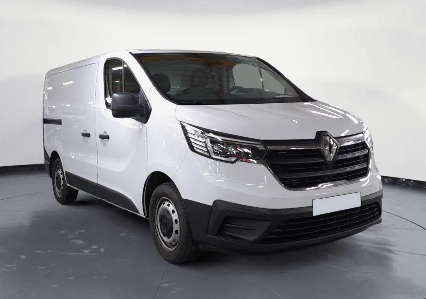 Vue 3/4 avant d’un Renault Trafic Fourgon blanc minéral avec calandre noire et jantes acier, sur fond neutre intérieur.