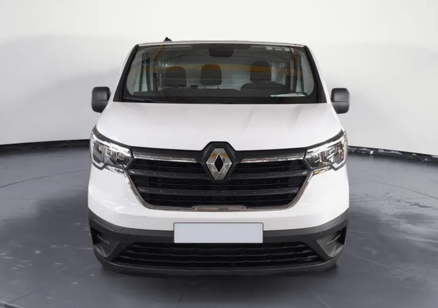 Vue de face du Renault Trafic Fourgon blanc minéral 2024 avec calandre noire et logo central chromé.