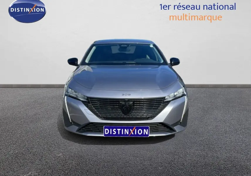 Vue avant d'une Peugeot 308 SW Hybrid 145ch gris Artense métal avec calandre noire et feux LED fins.