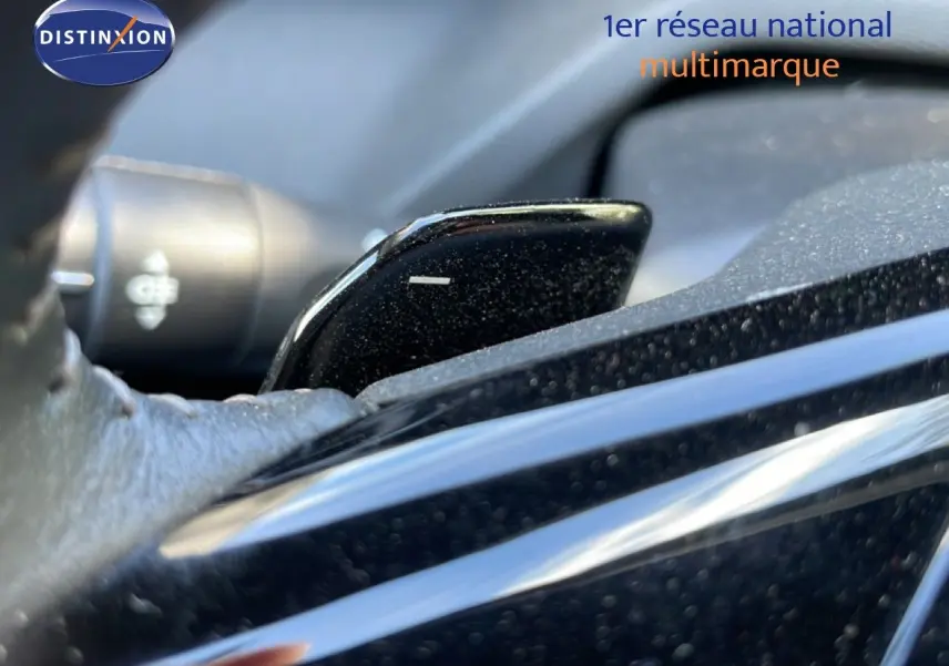 Gros plan sur la palette de changement de vitesse noire à l'intérieur d'une Peugeot 308 SW Hybrid 145ch 2025.
