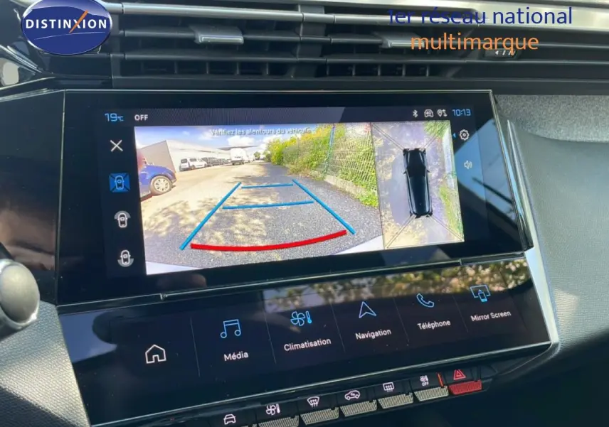 Vue rapprochée de l'écran tactile intérieur du Peugeot 308 SW gris Artense, affichant la caméra de recul et la vue à 360°.