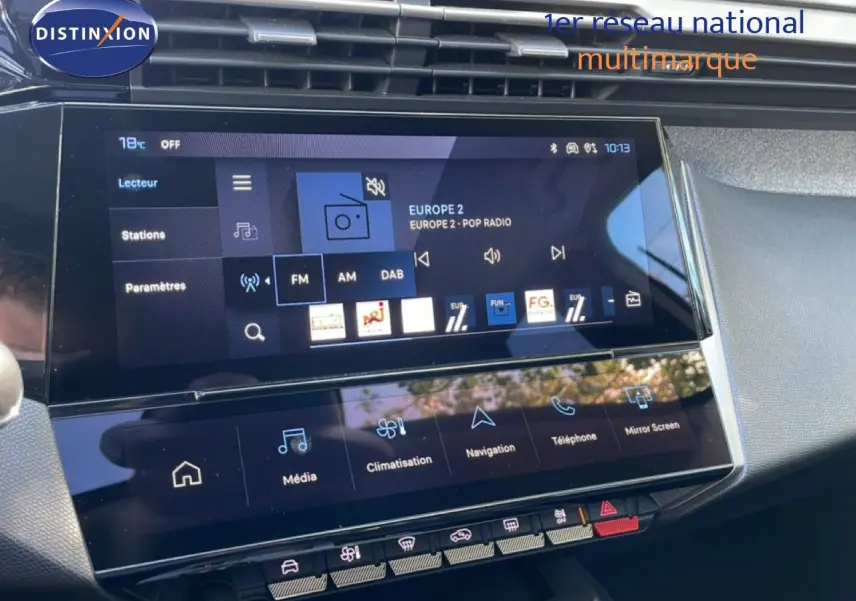 Vue rapprochée de l'écran tactile central du Peugeot 308 SW gris Artense, affichant les options multimédia et navigation.