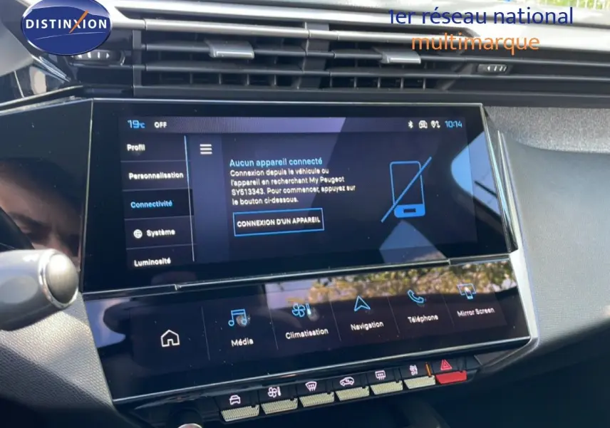 Vue rapprochée de l’écran tactile central du Peugeot 308 SW gris Artense 2025, affichant le menu connectivité.