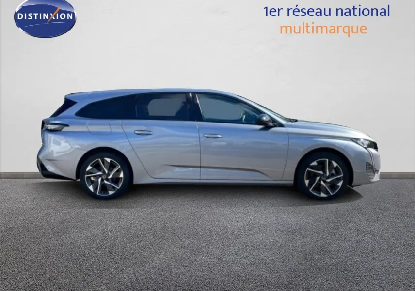 Peugeot 308 SW Hybrid gris Artense métal vue de profil côté gauche, avec jantes alliage et lignes fluides.