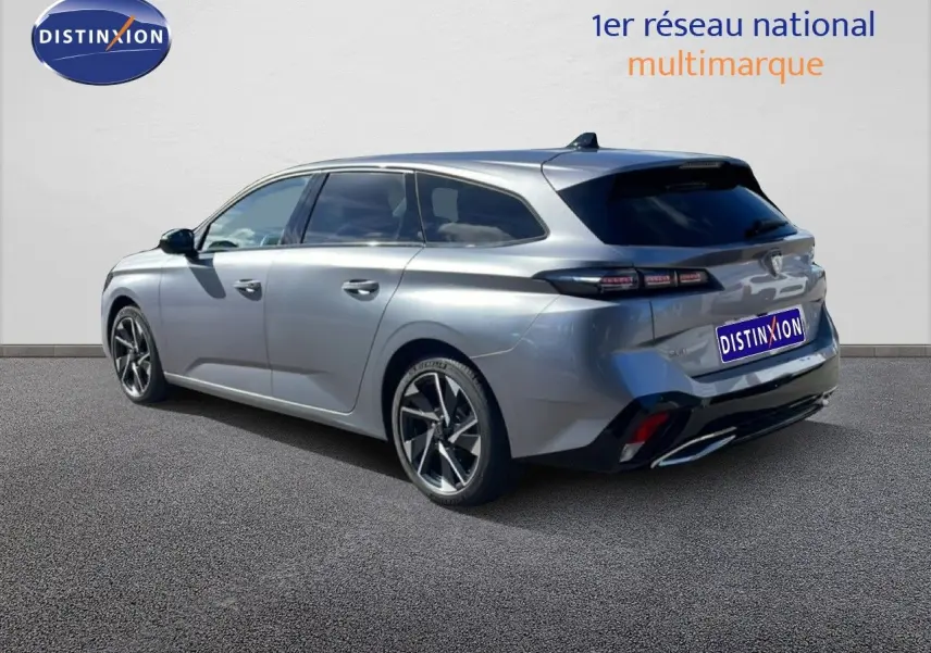 Peugeot 308 SW gris Artense métal vue 3/4 arrière droit, avec jantes alliage et vitres teintées.
