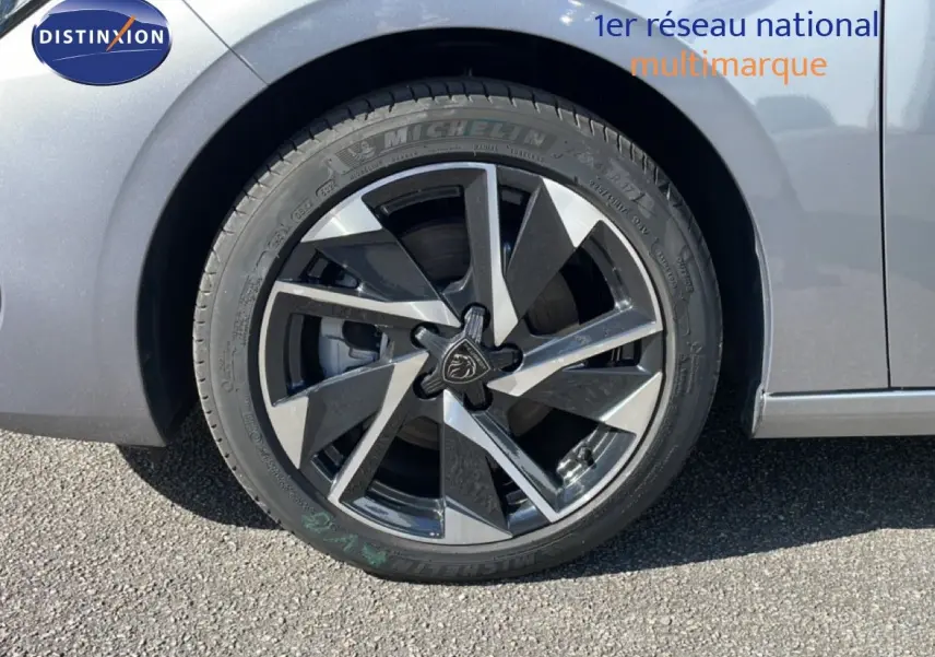 Gros plan sur la roue avant droite d’une Peugeot 308 SW gris Artense métal avec jante alliage bicolore.