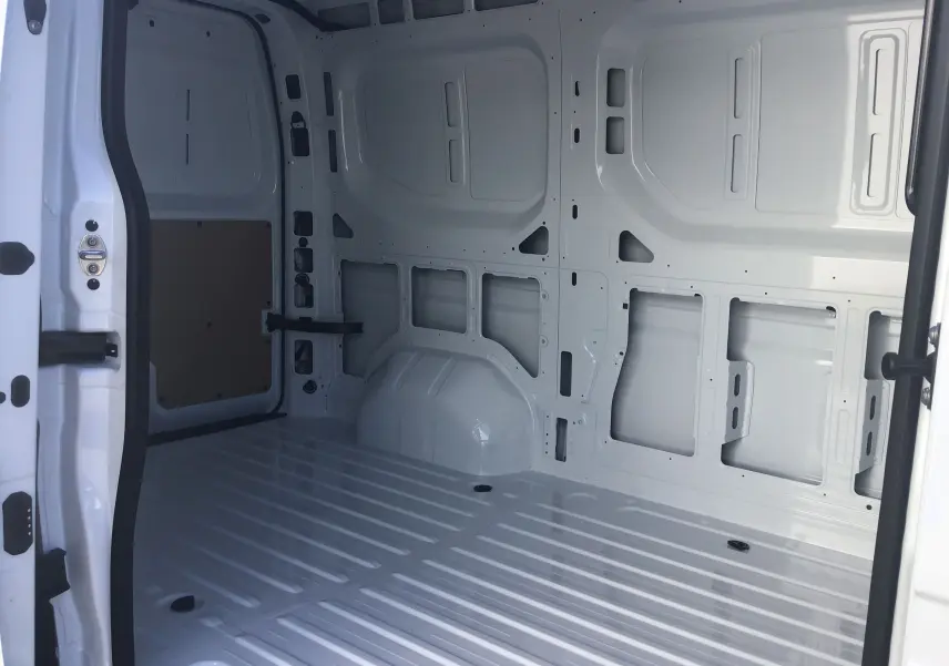 Intérieur vide du Renault Master L2H2 blanc, vue de la zone de chargement ouverte côté droit, sans aménagements.