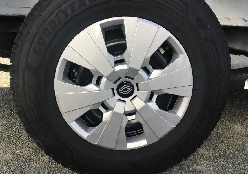 Gros plan sur la jante argentée et le pneu Goodyear du Renault Master blanc L2H2 Diesel 2025.