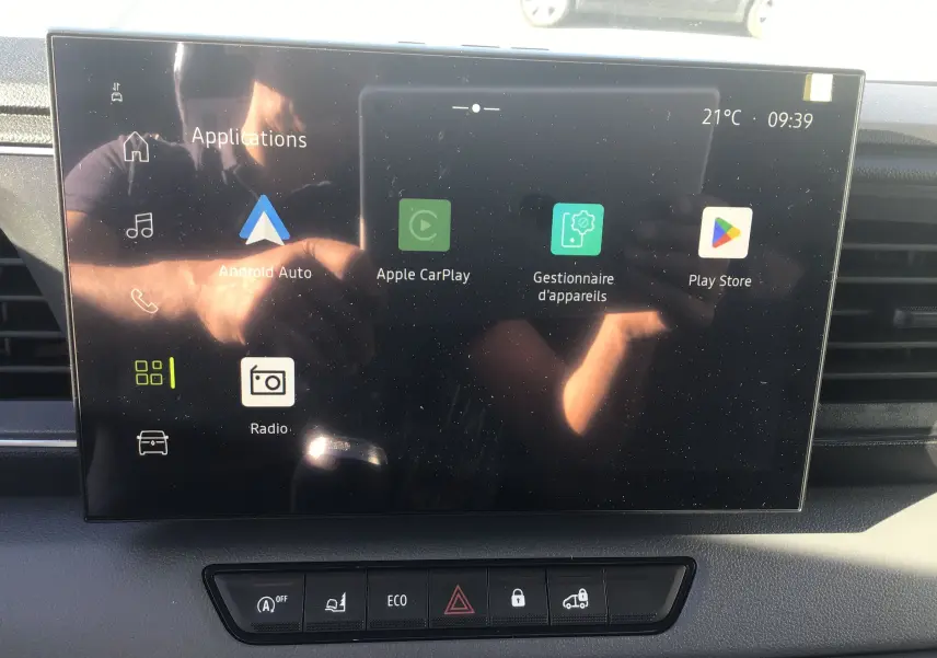 Écran tactile central du Renault Master L2H2 blanc 2025 affichant les applications Android Auto et Apple CarPlay.