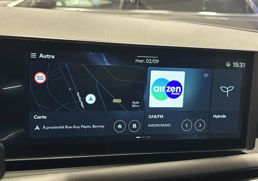 Écran tactile central du Hyundai Tucson IV Ph.2 STYLE 2025 affichant navigation et radio hybride