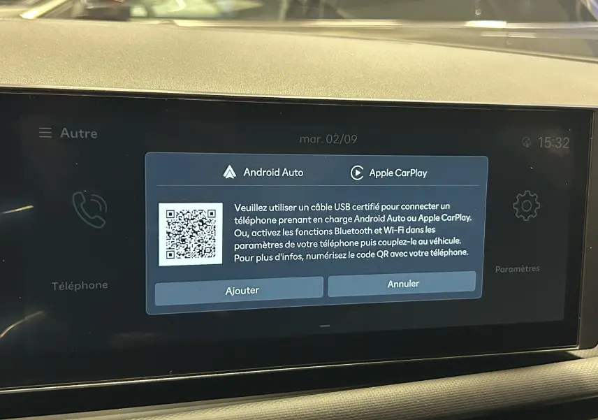 Écran tactile central du Hyundai Tucson 2025 affichant les options Android Auto et Apple CarPlay avec instructions de connexion.