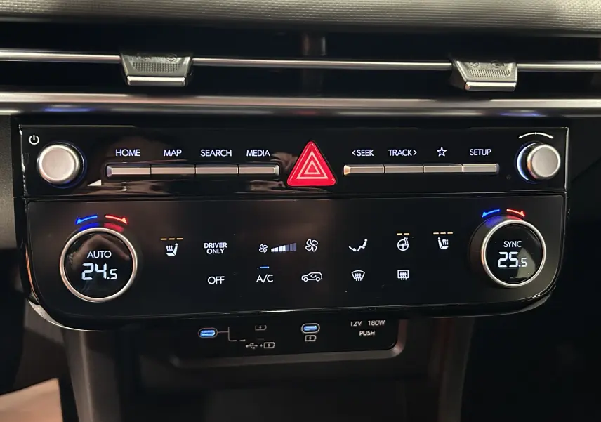 Panneau de commande central du Hyundai Tucson 2025 avec climatisation digitale et boutons de réglage multimédia.