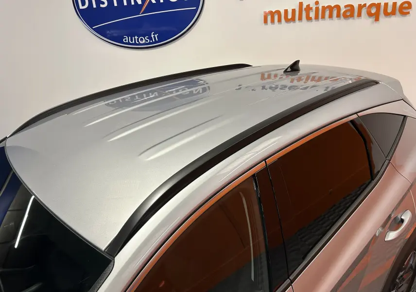 Toit et partie supérieure latérale droite d'un Hyundai Tucson 2025 en Shimmering Silver avec vitres arrière surteintées.