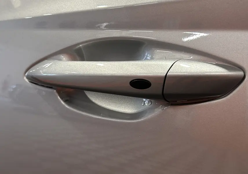 Poignée de porte côté gauche en gros plan sur Hyundai Tucson 2025 finition Style couleur Shimmering Silver métallisée.