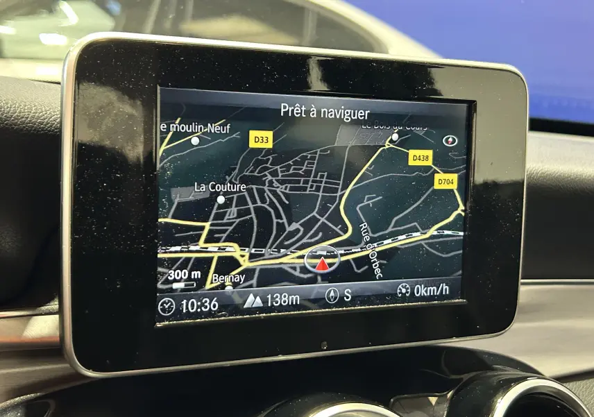 Écran GPS de la Mercedes Classe C 200d 2018 montrant une carte routière avec navigation prête à démarrer.