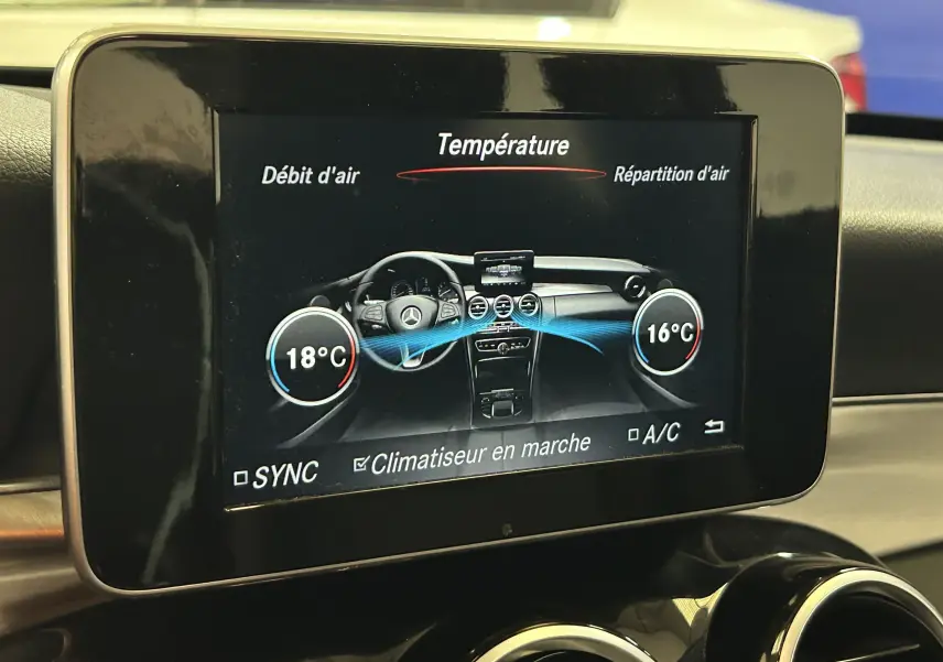 Écran central de la Mercedes Classe C 200d 2018 montrant la température intérieure réglée à 18°C côté gauche et 16°C côté droit.