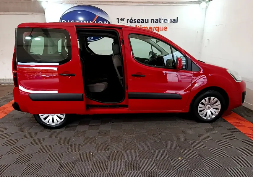 Profil droit d'un Citroën Berlingo rouge 2016 avec porte coulissante arrière ouverte, intérieur visible.