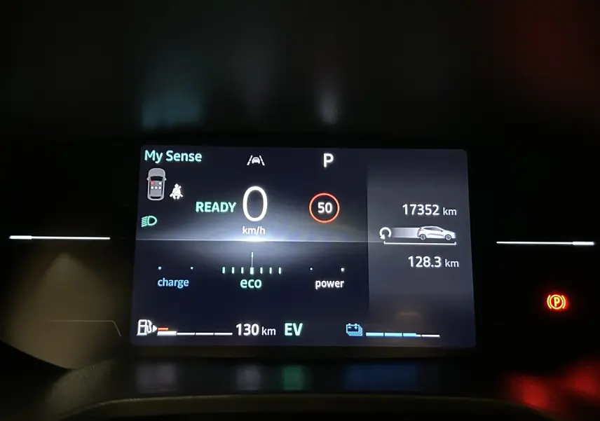 Tableau de bord numérique de Renault Clio V E-TECH gris, affichant 17 352 km, mode prêt et vitesse 0 km/h.