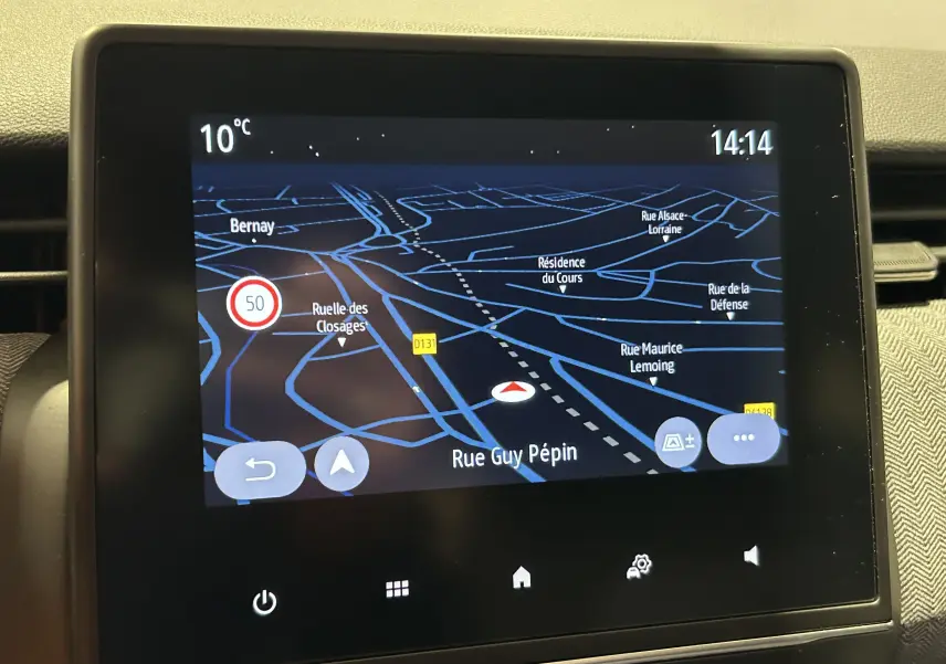 Écran tactile du GPS de la Renault Clio V E-Tech, affichant une carte avec navigation en cours.
