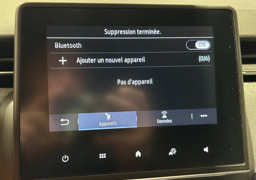 Écran tactile central de la Renault Clio V E-Tech gris Rafale, affichant le menu Bluetooth sans appareil connecté.