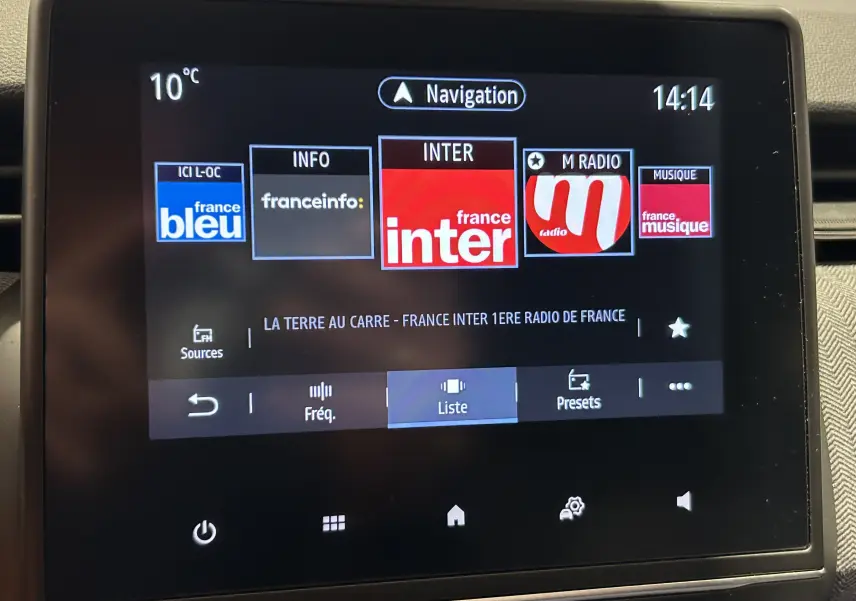 Écran tactile central de la Renault Clio V E-Tech affichant les stations radio avec interface moderne et lisible.