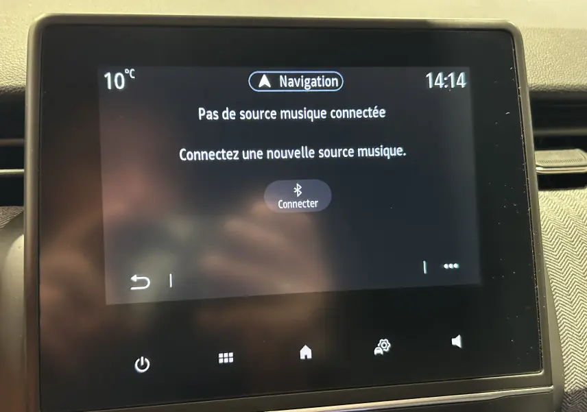 Écran tactile central de la Renault Clio V gris Rafale, affichant le menu de connexion musique et navigation.