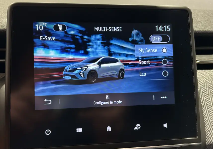 Écran tactile intérieur affichant la Renault Clio V gris Rafale en 3/4 avant avec options de modes de conduite.