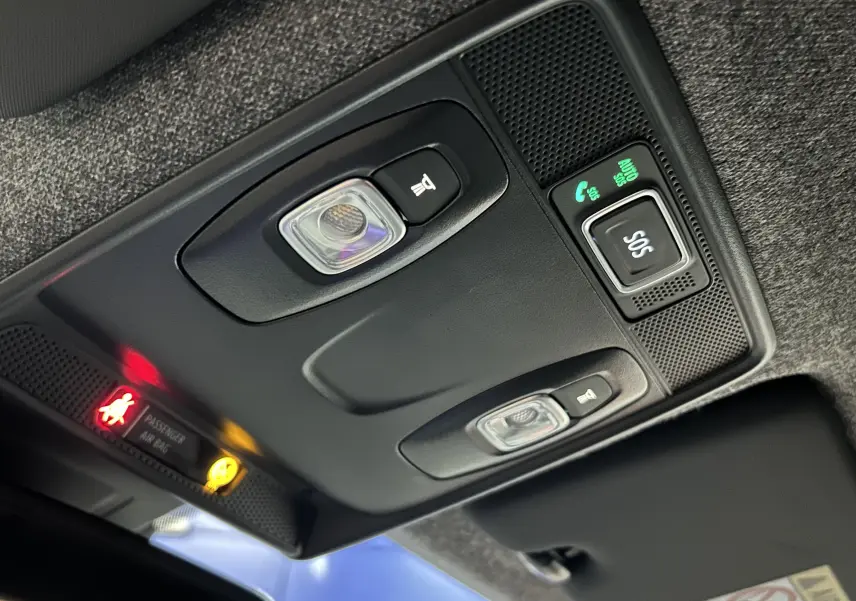Vue en gros plan du plafonnier intérieur noir de la Renault Clio V gris Rafale avec boutons SOS et éclairage.