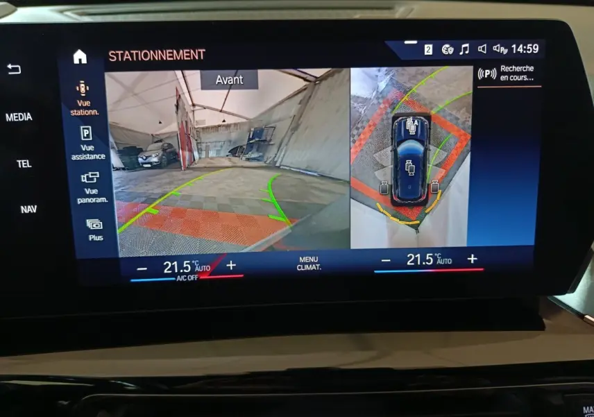 Écran tactile du BMW X1 noir montrant l’aide au stationnement avec vue avant et vue 360° du véhicule.