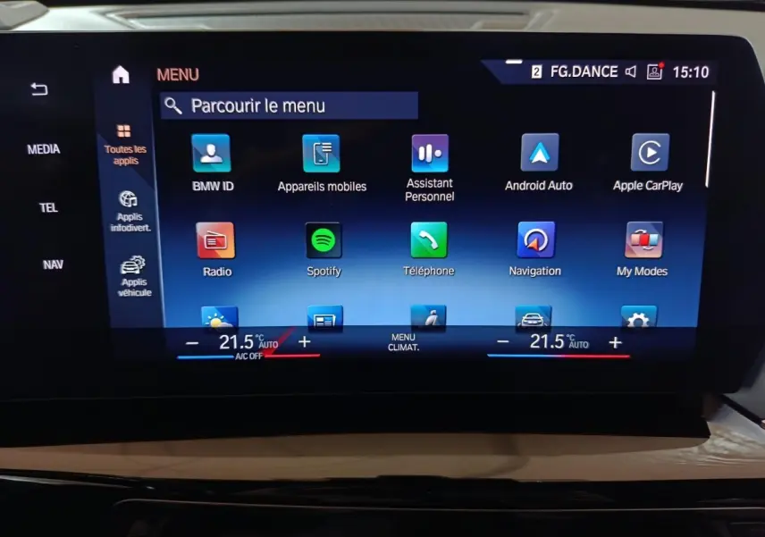 Écran tactile central du tableau de bord du BMW X1 noir, affichant le menu multimédia et climatisation à 21,5°C.