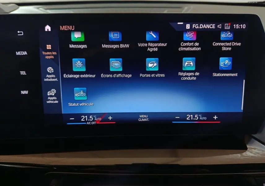 Écran tactile central du BMW X1 xDrive23i M Sport 2023 affichant le menu des applications et réglages climatisation.