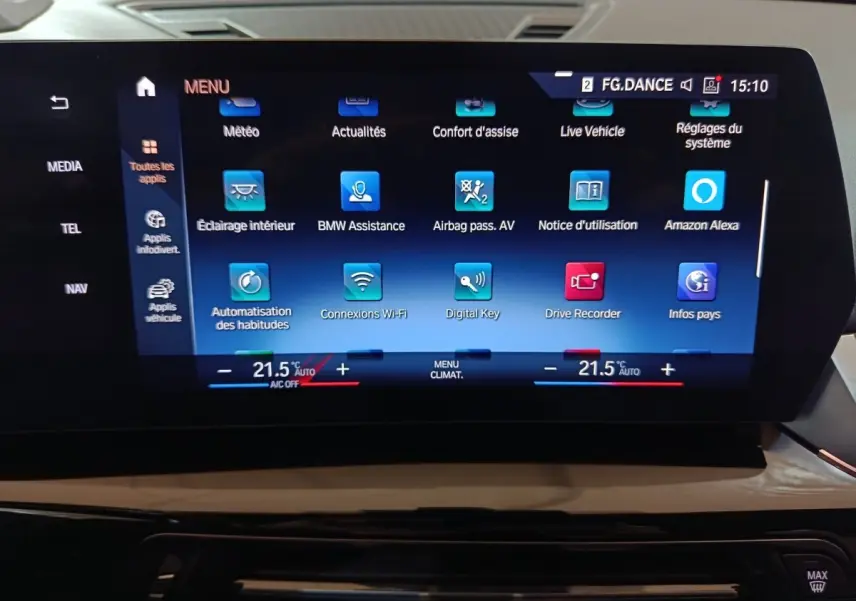 Écran tactile central du tableau de bord du BMW X1 noir 2023 affichant le menu des applications et réglages.