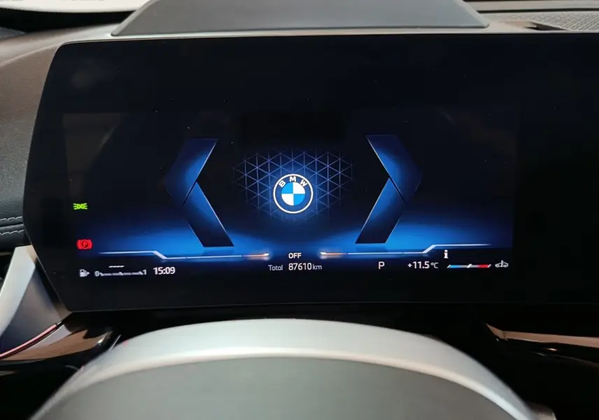 Affichage numérique du combiné d'instruments BMW X1 xDrive23i M Sport, vue frontale du tableau de bord.