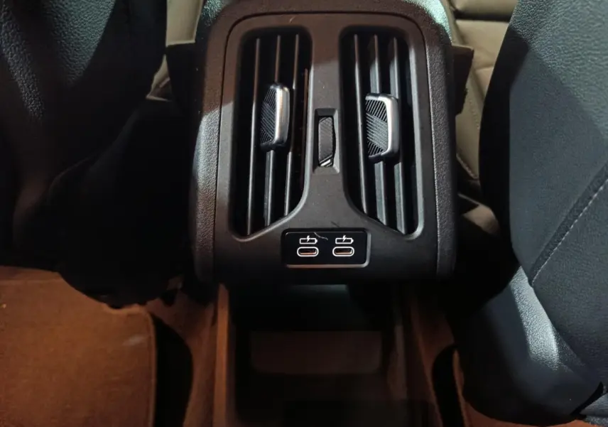 Vue rapprochée des aérateurs arrière noirs et des ports USB-C du BMW X1 xDrive23i M Sport 2023.