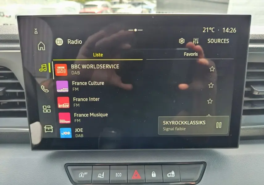 Écran tactile central du tableau de bord du Renault Master 2025 affichant les stations radio avec commandes en dessous.