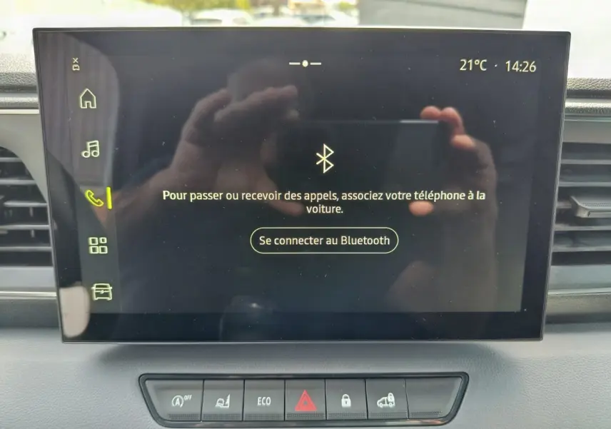 Écran tactile central du tableau de bord du Renault Master blanc, affichant la connexion Bluetooth, vue de face.