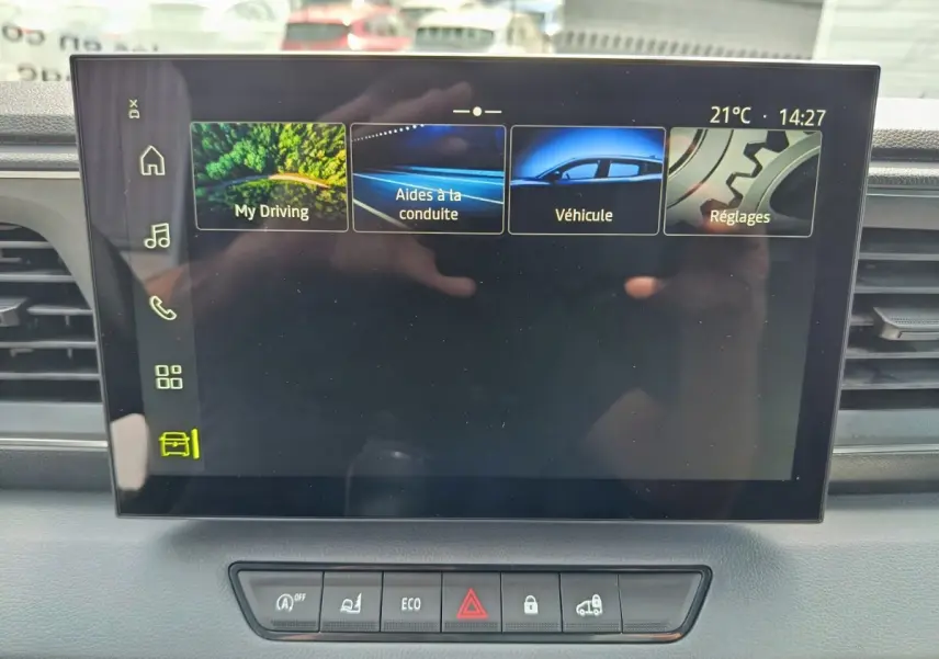 Écran tactile central du tableau de bord du Renault Master 2025, affichant les options de conduite et réglages.