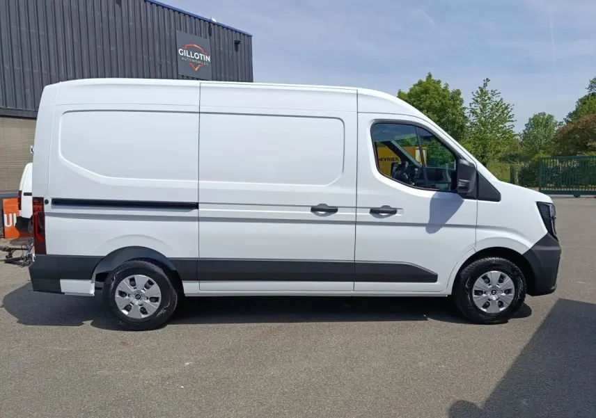 Vue de profil côté droit d’un Renault Master blanc 2025, fourgon utilitaire avec détails noirs sur bas de caisse et pare-chocs.