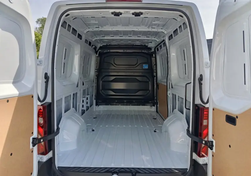 Vue arrière ouverte du Renault Master blanc montrant l'intérieur spacieux et vide de la zone de chargement.
