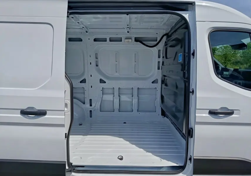 Vue latérale droite du Renault Master blanc 2025 avec porte coulissante ouverte montrant l’espace de chargement vide.