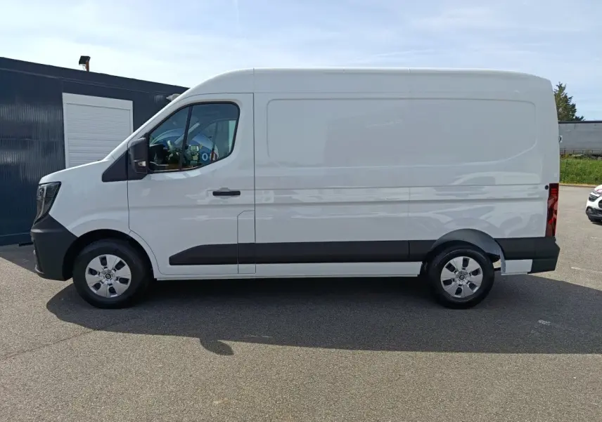 Vue de profil côté gauche d’un utilitaire Renault Master blanc avec bande noire sur les portières et jantes argentées.
