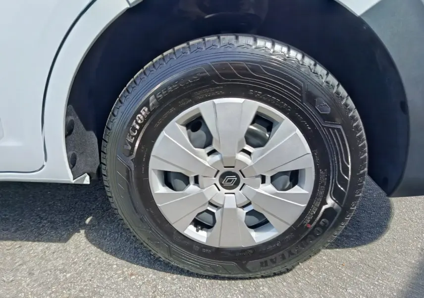 Gros plan sur la roue avant gauche du Renault Master blanc, avec jante argentée et pneu Goodyear Vector 4Seasons.